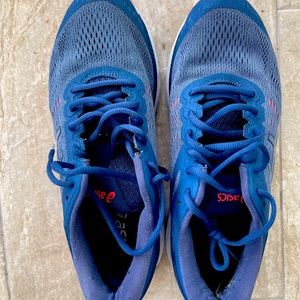 Running shoes size 8